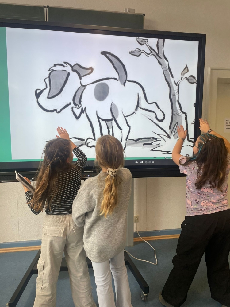 Mit Begeisterung dabei: Drei junge Literatinnen stehen vor einem Whiteboard und ersinnen ihre eigene Geschichte zu Toni träumt  © Christina Bacher