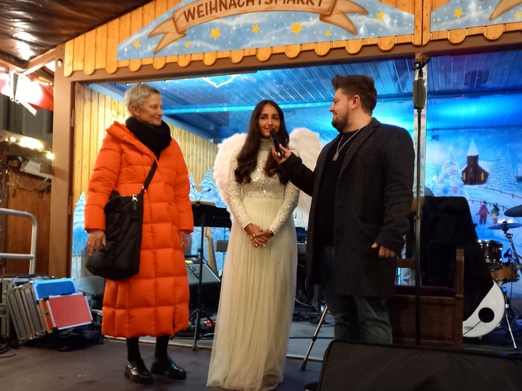 OB Beate Kimmel und Christkind Claudia im Gespräch mit Antenne-Moderator Marco Blechschmidt, der wie immer durch die Eröffnung des Weihnachtsmarkts führte.  Stadt Kaiserslautern