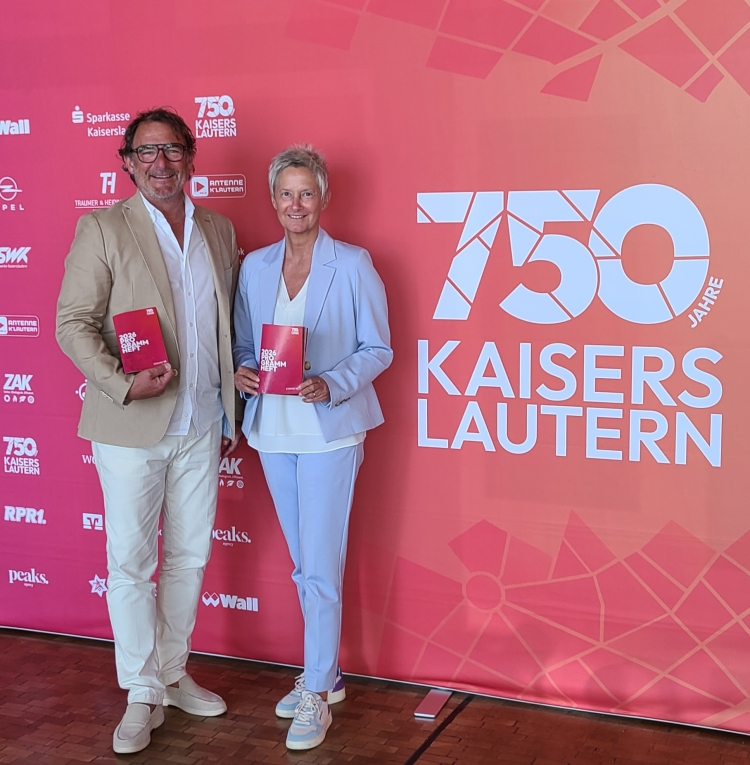 Alexander Heß und Oberbürgermeisterin Beate Kimmel präsentieren das neue Programmheft © Stadt Kaiserslautern