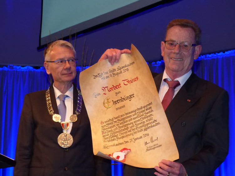 © Stadt Kaiserslautern Oberbürgermeister Dr. Klaus Weichel und Norbert Thines mit der Urkunde. © Stadt Kaiserslautern