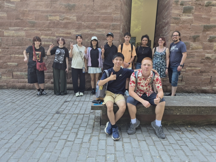 Erkundeten gemeinsam Heidelberg und die deutsche Kultur: Gastschülerinnen und -schüler aus Bunkyō-ku  und ihre Gastfamilien. Im Vordergrund: Philip Maurer und sein Freund Khay Takahashi.
 © Maurer
