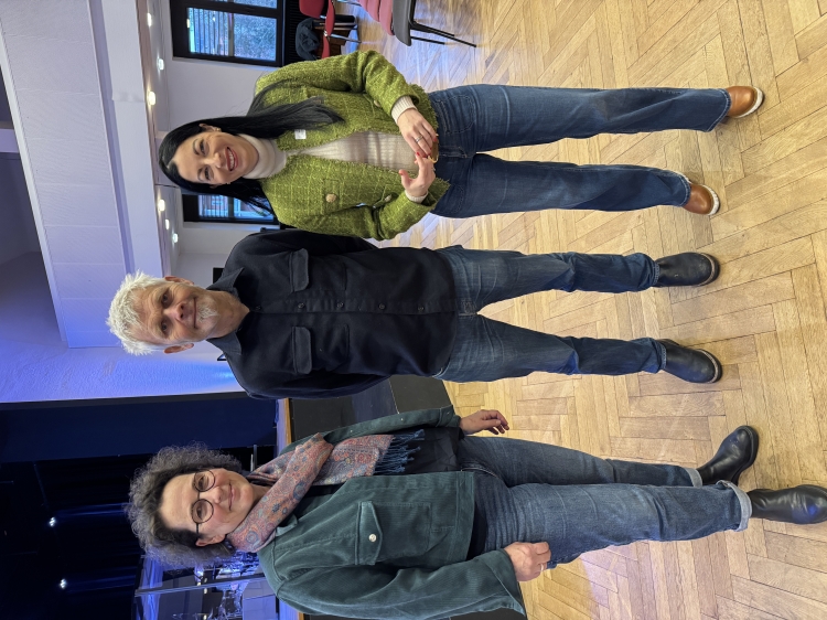 © Stadt Kaiserslautern Beigeordnete Anja Pfeiffer (rechts) mit Tagesmoderation Heidi Steffl vom Landesjugendamt RLP (links) und Referent Klaus Kokemoor (mitte). © Stadt Kaiserslautern