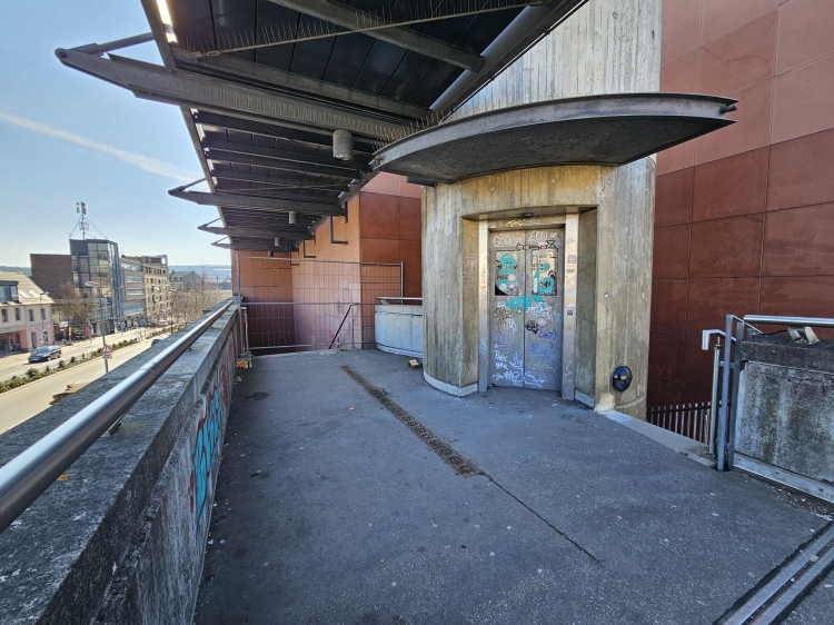 Blick von der Fußgängerbrücke auf die Treppenanlage. Links die gesperrte Haupttreppe, in der Mitte der Aufzug, rechts die Wendeltreppe. © Stadt Kaiserslautern