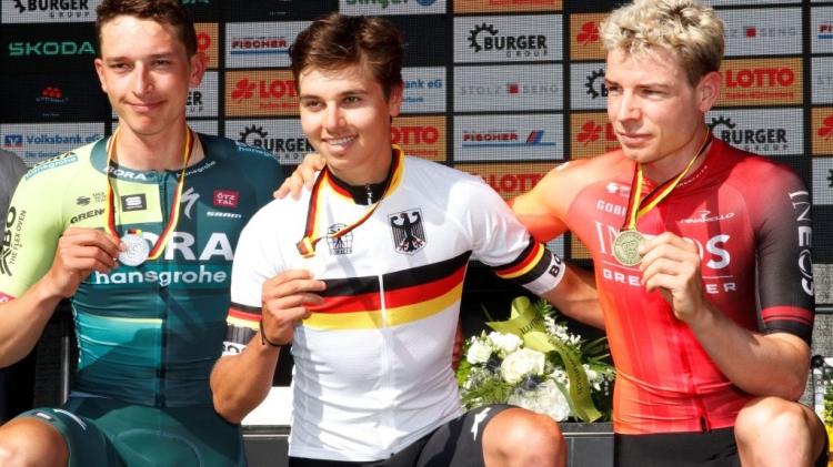 Das Podium der Männer im letzten Jahr: Meister Marco Brenner (mitte), der DM-Zweite Florian Lipowitz und Kim Heiduk, Bronzemedaillengewinner. Foto: BDR © BDR