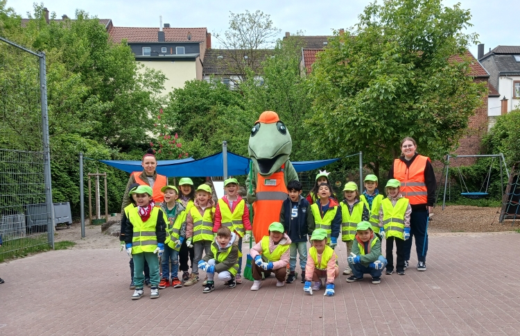© Stadtbildpflege Kaiserslautern Kehrbert mit den Kindern der Kita Klein Strolche © Stadtbildpflege Kaiserslautern