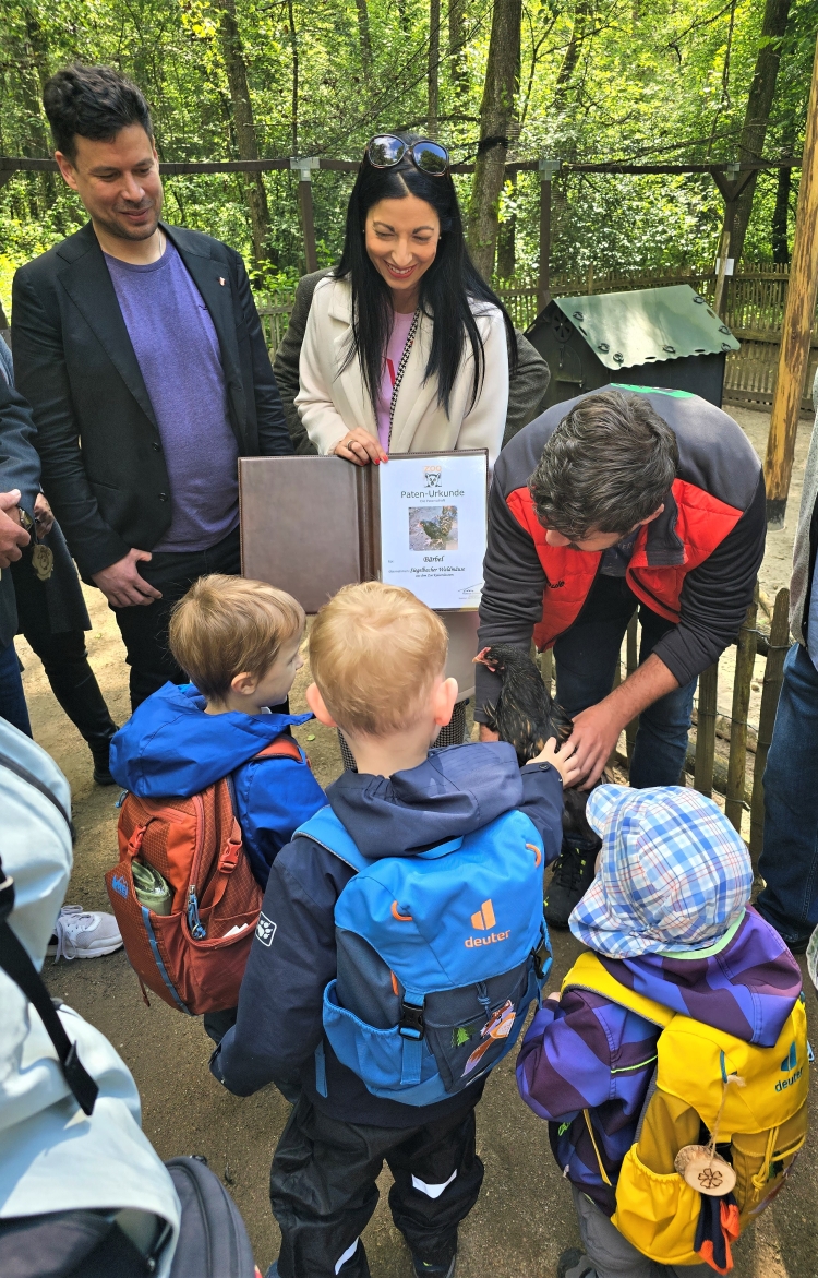Streicheleinheiten für Patenhuhn Bärbel, das Zoo-Pädagoge Danny Stock (1.v.r.) im Beisein von Jugenddezernentin Anja Pfeiffer (2.v.r.) und Zoo-Dezernent Manuel Steinbrenner (1.v.l.) seinen künftigen Schützlingen, den Siegelbacher Waldmäusen, vorstellt. © Stadt Kaiserslautern
