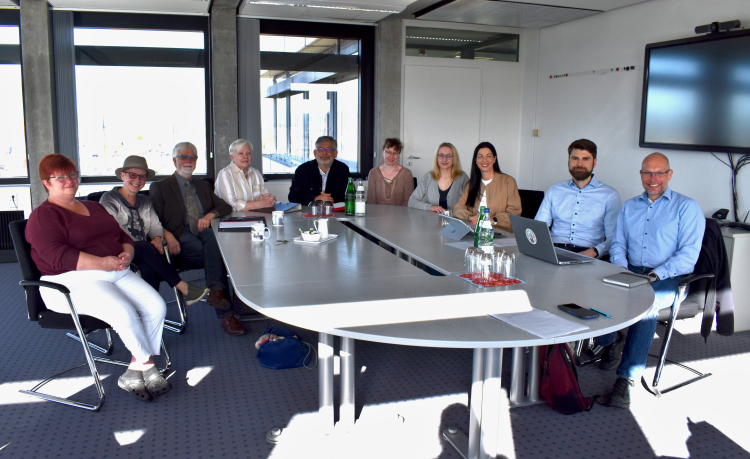 Beigeordnete Anja Pfeiffer (3.v.r.) hatte zum austausch mit dem Leitungsteam des neuen Seniorenbeirats eingeladen: (v.l.) Constanze Augustin von der Wahldienststelle, vom Seniorenbeirat die zweite Vorsitzende Barbara Winkmann, den Schriftführer Hans-Jürgen Eicher, die Vorsitzende Lisa Niegemann und den ersten stellvertretenden Vorsitzenden Michael Majewski, sowie Vertreterinnen und Vertreter des Sozialreferats. © Stadt Kaiserslautern