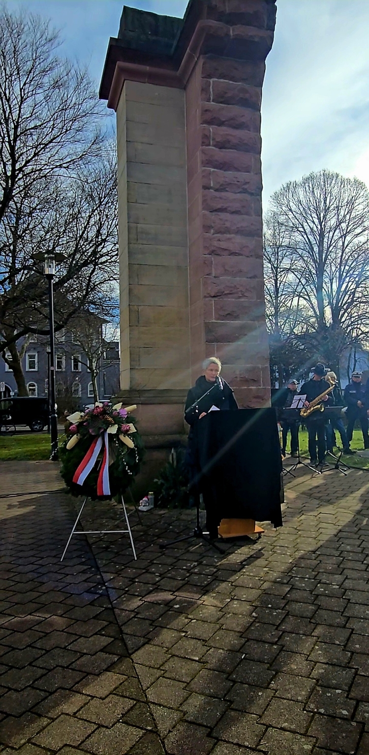 Oberbürgermeisterin Beate Kimmel betonte in ihrer Ansprache zum Holocaust-Gedenktag auf dem Synagogenplatz in Kaiserslautern, dass wegsehen oder vergessen keine brauchbare Lösung sei. © Stadt Kaiserslautern