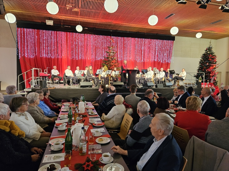 Blick über die ersten Tisch in Richtung Bühne, wo Frau Kimmel spricht. Im Hintergrund sitzt das Orchester. © Stadt Kaiserslautern