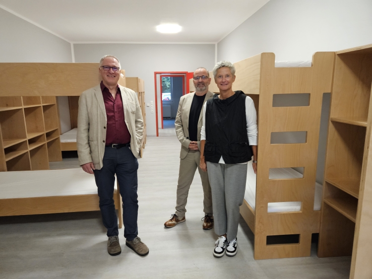 KSK-Vorstand Thilo Vollrath, Thomas Kuntz und Beate Kimmel in einem der beiden neuen Schlafräume © Stadt Kaiserslautern