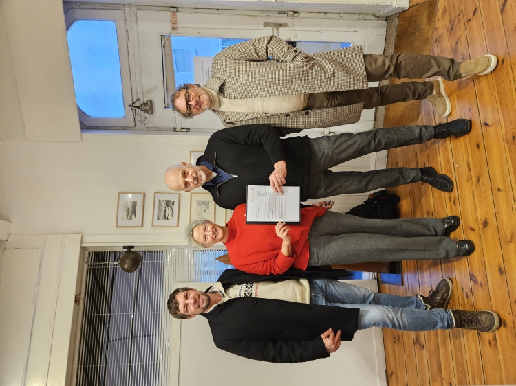 Oberbürgermeisterin Beate Kimmel (2.v.l.) übergibt Klaus Hartmann vom Kabinett K2 (2.v.r.) im Beisein von Citymanagement-Leiter Alexander Heß (1.v.r.) und Zentrumsmanager Constantin Weidlich (1.v.l.) die Förderzusage für den Artwalk. © Stadt Kaiserslautern