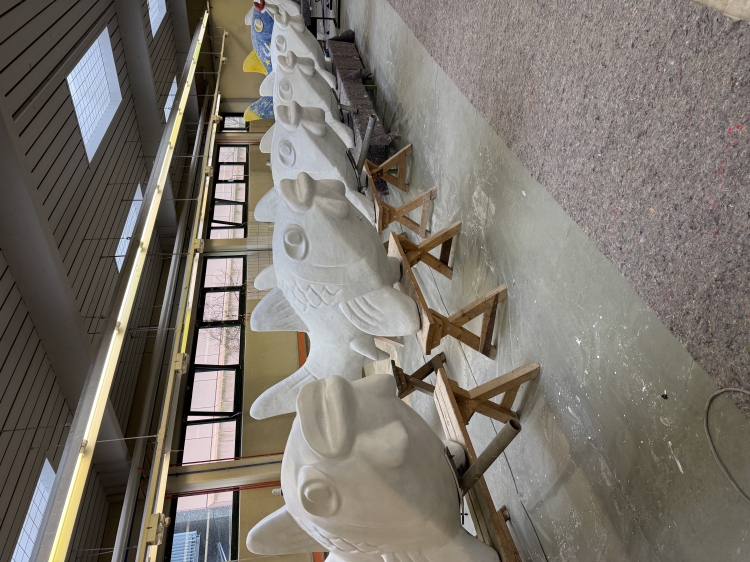 Die frisch grundierten Fische warten an der BBS I auf ihr neues Design © Stadt Kaiserslautern