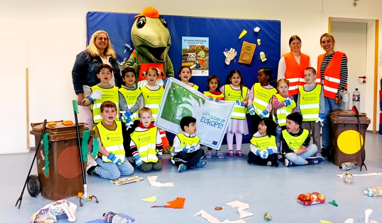 Das Team der Kita Kinderwelt mit SK-Maskottchen Kehrbert beim Start der Kehrwoche heute Morgen © Stadtbildpflege Kaiserslautern