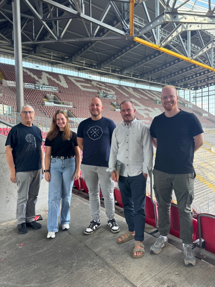 Von links: Behinderten-Fanbeauftragter Erich Huber, Fanbeauftragte Clara Liell, Henrik Suske, zuständig für den Spielbetrieb und die Sicherheit, Steffen Griebe, Kommunaler Beauftragter für die Belange von Menschen mit Behinderung, und Fanbeauftragter Marcel Sander. © Stadt Kaiserslautern