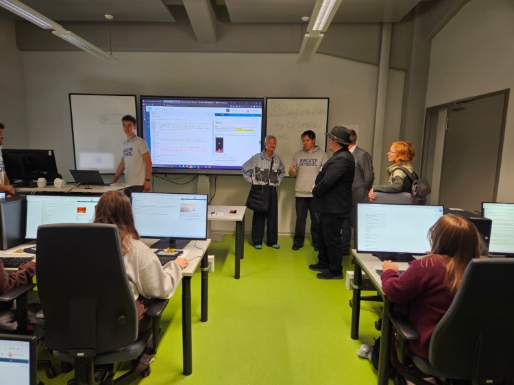Oberbürgermeisterin Beate Kimmel beim Besuch einer der teilnehmenden Schulklassen der CITY Hacker School. © Stadt Kaiserslautern