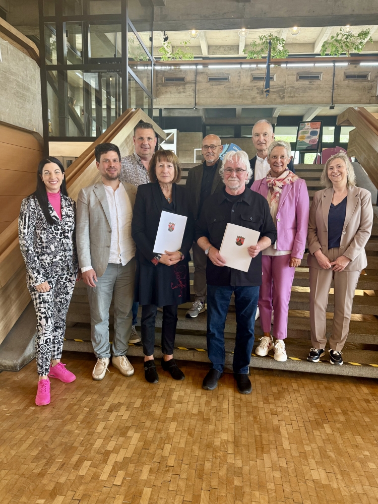 vlnr. Anja Pfeiffer, Manuel Steinbrenner, Stefan Theiss, Bettina Dech-Pschorn, Ludwig Steiner, Andreas Sander, Wolfgang Mayer, Oberbürgermeisterin Beate Kimmel und Sonja Jahn 

 © Stadt Kaiserslautern 	