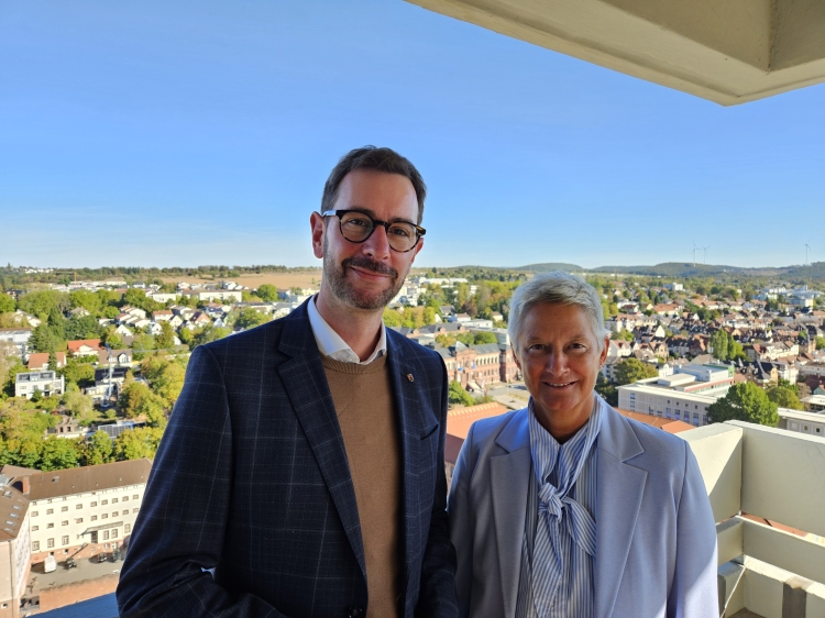 Oberbürgermeisterin Beate Kimmel und Jens Jenssen auf dem Rathausdach, dahinter Blick Richtung Nordosten. Im Hintergrund sind unter andererm die BBS II, die Pfalzgalerie sowie die ZAK und die Autobahn zu sehen. © Stadt Kaiserslautern