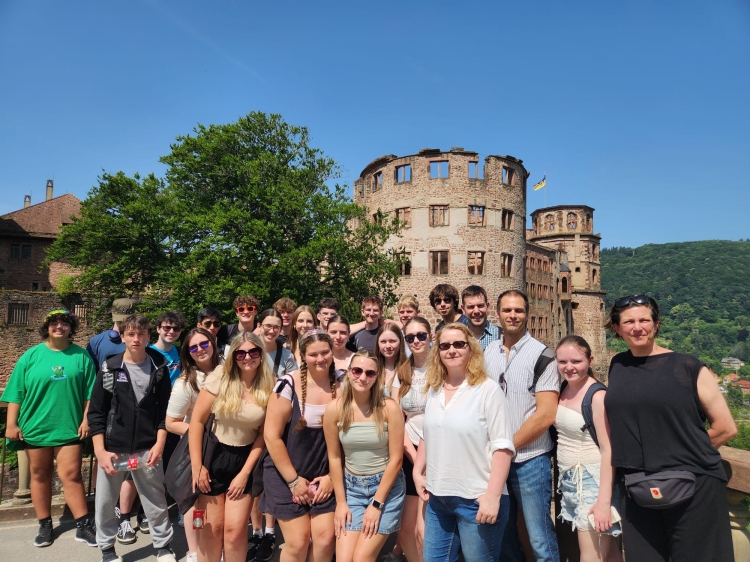 Die Schülergruppe aus den USA mit ihren Gastgeberinnen und Gastgebern beim Ausflug ins Mittelrheintal. © HSG