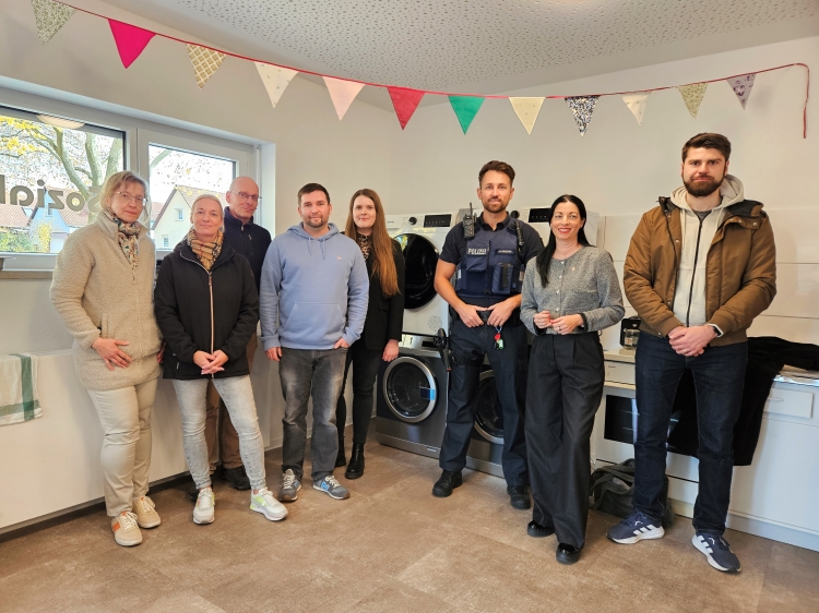 Freuen sich über die erfolgreiche Umsetzung des Waschsalons: Petra Günther und Alexandra Berger vom städtischen Referat Gebäudewirtschaft, Clemens Hildebrandt und Sebastian Vollmer von der Sozialberatung, ASZ-Geschäftsführerin Frauke Neugebauer, Polizeikommissar Schröder, Beigeordnete Anja Pfeiffer sowie Jonas Pankalla vom Referat Soziales (v.l.). © Stadt Kaiserslautern