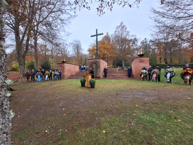 Beigeordnete Anja Pfeiffer hielt die Festrede zum Volkstrauertag auf dem Hauptfriedhof © Stadt Kaiserslautern