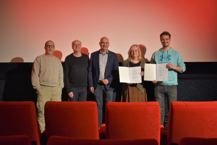 V.l.: Jörg Jacob, Stefan Sprengart, Bürgermeister Manfred Schulz, Ursula Simgen-Buch und Nathanael Buch freuen sich über die erneute Auszeichnung der beiden Programmkinos in Kaiserslautern und Enkenbach-Alsenborn. © Stadt Kaiserslautern