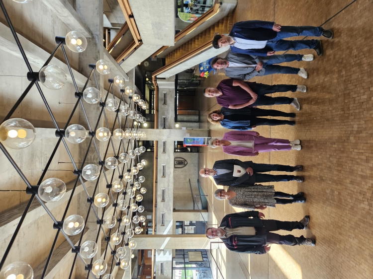 Emil Höbel (3.v.l.) wurde in Begleitung seiner Frau Anja Höbel (2.v.l.) zum 40-jährigen Dienstjubiläum geehrt. Es gratulierten: Jens Heinz (1.v.l.), Beate Kimmel (4.v.l.), Karin Woll (4.v.r.), Stefan Theiß (3.v.r.), Gerhard Prottung (2.v.r.) und Manuel Steinbrenner (1.v.r.). © Stadt Kaiserslautern