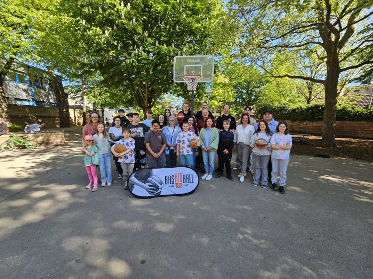 © Stadt Kaiserslautern Das Foto zeigt einige der anwesenden Kinder mit den Organisatoren und Sponsoren von Stadt, FCK und BKK PFAFF sowie der Schulleitung der Luitpoldschule. © Stadt Kaiserslautern