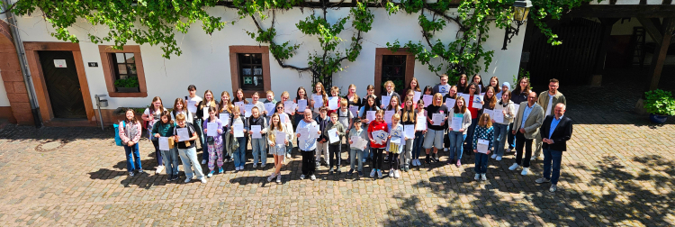 Die Preisträgerinnen und Preisträger im Innenhof des Stadtmuseums mit Marco Zettl vom Europe Direct, Norbert Herhammer von der Europa Union und Manfred Schulz. Norbert Herhammer moderierte die Veranstaltung und überreichte gemeinsam mit Marco Zettl die Preise. © Stadt Kaiserslautern