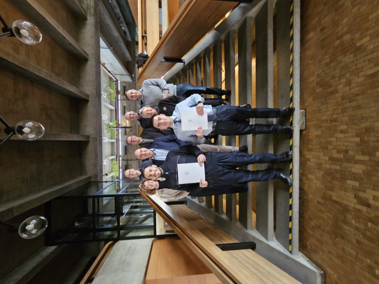 Zwei Kollegen vom Vollzugsdienst der Stadt wurden am Donnerstag von Oberbürgermeisterin Beate Kimmel in ein Beamtenverhältnis erhoben. Mit Wirkung jeweils zum 1. Januar ernannte sie Richard Kurz zum Beamten auf Probe und Yasin Kerim Akyol zum Beamten auf Lebenszeit. Die beiden stehen seit 2024 im Dienst der Stadt.
Akyol und Kurz legten feierlich ihren Diensteid ab und verpflichteten sich damit offiziell zu ihren zukünftigen Aufgaben. Die Ernennung fand im Beisein vom für den Vollzugsdienst zuständigen Bürgermeister Manfred Schulz statt. Ebenfalls mit dabei waren der stellvertretende Referatsleiter Raphael Mader, der Leiter des Vollzugsdiensts, Werner Schmidt, sowie fürs Personalreferat Karin Woll und Gabriel Yannik-Mey und für den Personalrat Simon Schweißthal. © Stadt Kaiserslautern