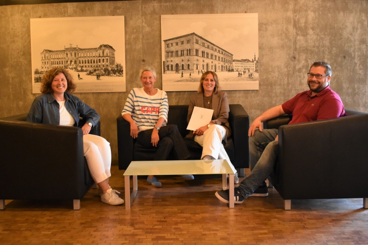 Oberbürgermeisterin Beate Kimmel (2.v.l.) überreichte der neuen Gleichstellungsbeauftragten Sabine Lechner (2.v.r.) das Bestellungsschreiben. Karin Woll, stellvertretende Personalreferatsleiterin, und Felix Rahm vom Personalrat überbrachten ihre Glückwünsche. © Stadt Kaiserslautern
