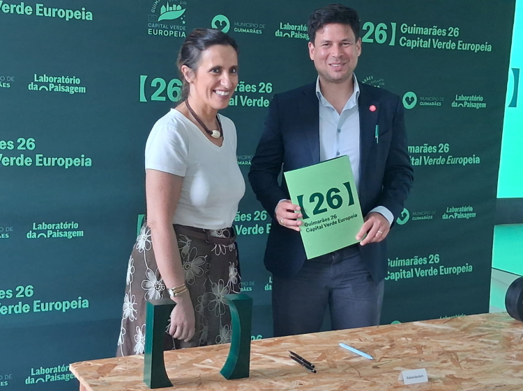 Beigeordneter Manuel Steinbrenner bei der Unterzeichnung der Guimarães-Deklaration mit Ângela Ivone Rodrigues Oliveira, Leitung des Büros des Oberbürgermeisters. © Stadt Kaiserslautern