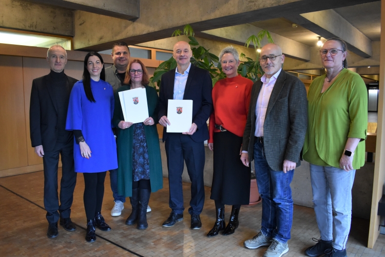 V.l.: Personalreferatsleiter Wolfgang Mayer, Beigeordnete Anja Pfeiffer, Personalratsvorsitzender Stefan Theiss, die Jubilare Nicole Renk-Spiegel und Reiner Schirra, Oberbürgermeisterin Beate Kimmel, Jugendreferatsleiter Ludwig Steiner und Kita-Leiterin Heike Roth. © Stadt Kaiserslautern