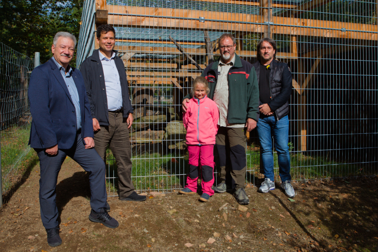 V.l.: Klaus-Jürgen Schimansky, erster Vorsitzender des Fördervereins Wildpark Betzenberg e.V., Beigeordneter Manuel Steinbrenner, Jens Heinz von der Abteilung Forsten / Wildpark Betzenmberg mit seiner Tochter sowie Gerhard Prottung, Leiter des Referats Grünflächen, freuen sich über die Fertigstellung des modernen Geheges. © M. Kehrer, fotowerkstatt-kl.de