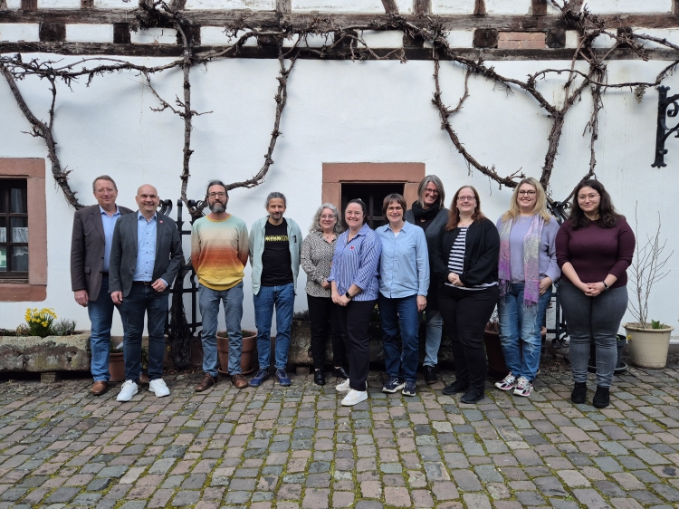 Kulturdezernent Manfred Schulz (2. v.l.) und der Direktor des Referats Kultur Christoph Dammann (links) mit den Akteurinnen und Akteuren des diesjährigen CREACT-Programms  © Stadt Kaiserslautern