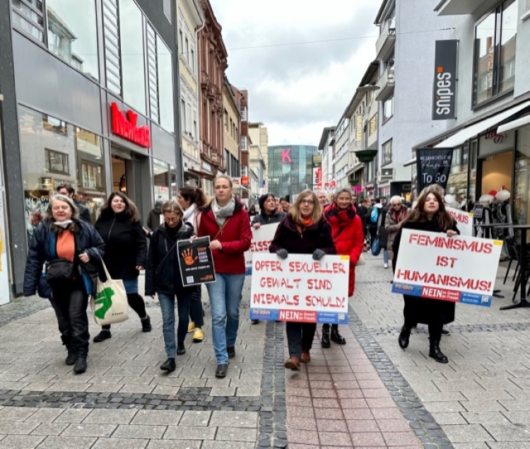 Aktionsbündnis Nein zu Gewalt an Frauen: Solidaritätsmarsch durch die Kaiserslauterer Innenstadt  © Stadt Kaiserslautern