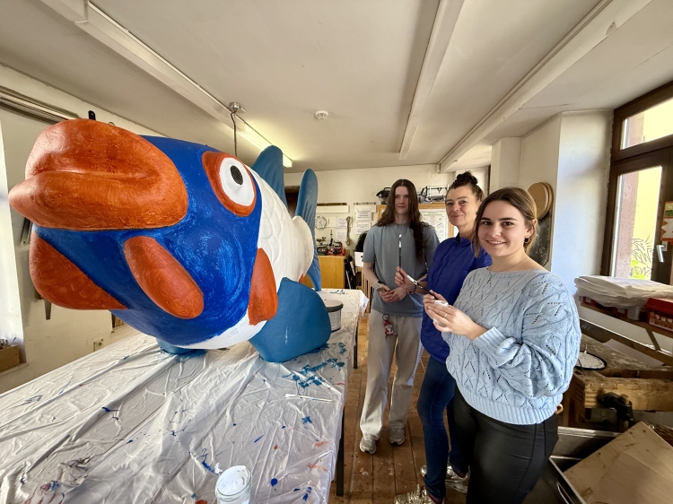 Bild: Künstlerin Judith Boy (mitte) mit Lina Sperling und Nelli Bott (rechts) © Stadt Kaiserslautern Bild: Künstlerin Judith Boy (mitte) mit Lina Sperling und Nelli Bott (rechts) © Stadt Kaiserslautern