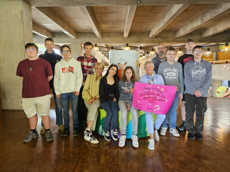 Die BVJ 25 Inklusion mit ihren Lehrkräften Silke Briehl und Martin Hantke-Klein sowie Oberbürgermeisterin Beate Kimmel im Rathaus. © Stadt Kaiserslautern
