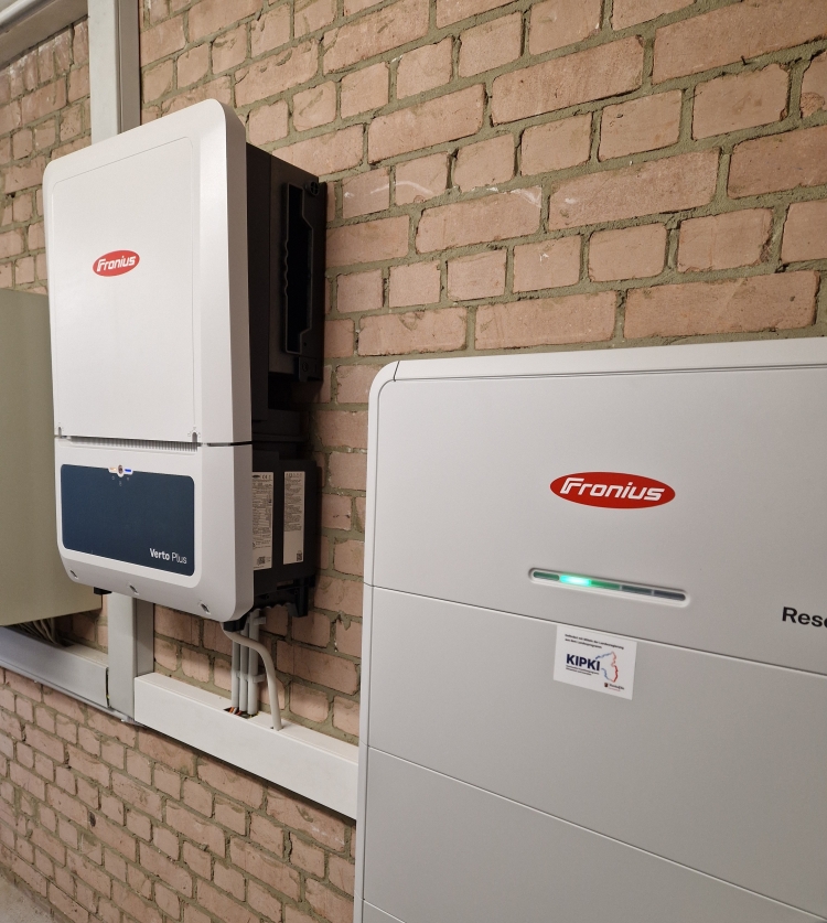 Der Batteriespeicher in der Luitpoldschule, bereits versehen mit dem KIPKI-Logo © Stadt Kaiserslautern