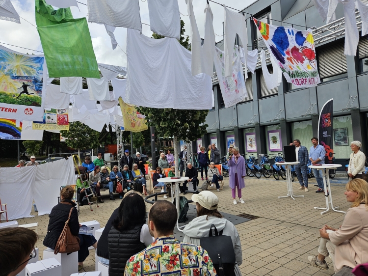 Oberbürgermeisterin Beate Kimmel eröffnet die Installation Lautrer Schatten, eine Initiative von Klima Lautern und dem Citymanagement Kaiserslautern. © Stadt Kaiserslautern