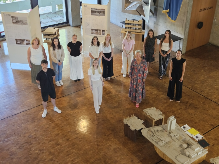 © Stadt Kaiserslautern Die neuen Azubis mit dem Team Ausbildung des Personalreferats und OB Kimmel im Foyer des Rathauses © Stadt Kaiserslautern