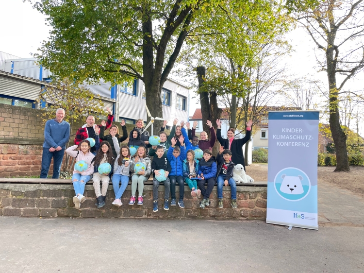 Beigeordneter Peter Kiefer (links) besuchte die Kinderklimaschutzkonferenz in der Klasse 4c in der Luitpoldschule  © Stadt Kaiserslautern