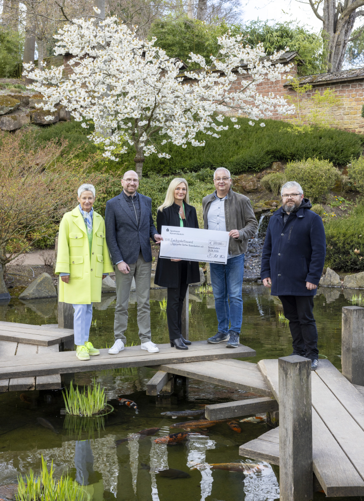 V.l.: Oberbürgermeisterin Beate Kimmel, Hartmut Rohden, stellvertretender Vorsitzender des Sparkassenvorstands, Andrea Brunnett, Abteilungsleiterin Marketing & Verbundsteuerung bei der Sparkasse, Ralf Kammer, Vorsitzender des Vereins Japanischer Garten Kaiserslautern e.V., und Thorsten Barthelmie, Leiter der Geschäftsstelle des Verein Japanischer Garten Kaiserslautern e.V. © View / Sparkasse