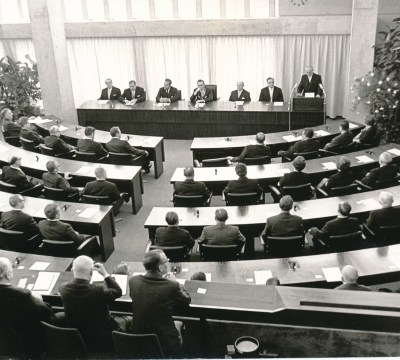 Die erste Ratssitzung am 29. November 1968.