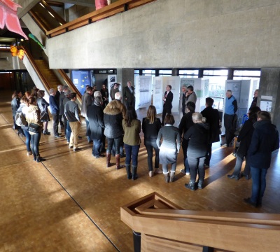 Im sonnendurchfluteten Foyer des Rathauses eröffnete Oberbürgermeister Dr. Klaus Weichel heute morgen die Ausstellung "Studentische Entwurfsarbeiten für eine Akademie am Humbergturm".