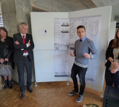 Die Studierenden erläuterten dem Oberbürgermeister persönlich ihre jeweiligen Entwürfe, hier der Preisträger des Sommerrock-Holzbaupreises, Herr Fabrice Tesch. 