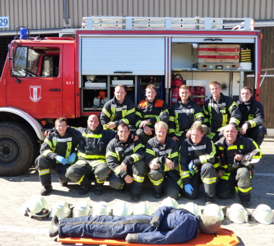 Geschafft: bei Temperaturen über 30 Grad Celsius legten die Feuerwehranwärter eine super Rettungsübung vor den Augen ihrer Vorgesetzten hin 