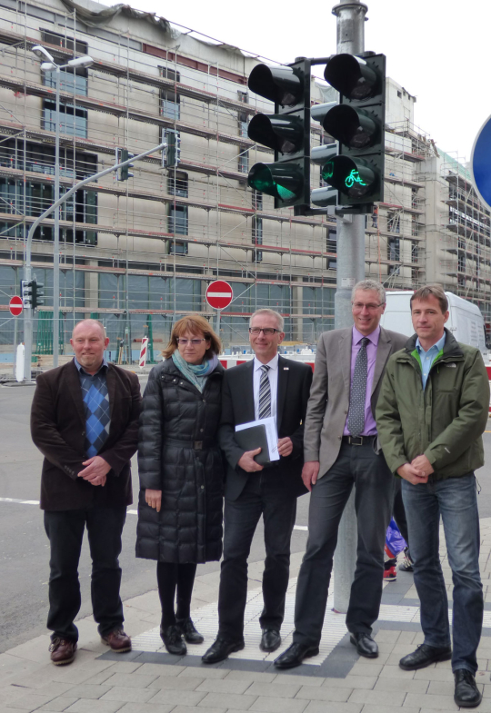 vlnr: Anton, Dech-Pschorn, Holzmann, Kiefer und Jäger freuen sich über die Umsetzung des Projektes LED-Ampelanlagen