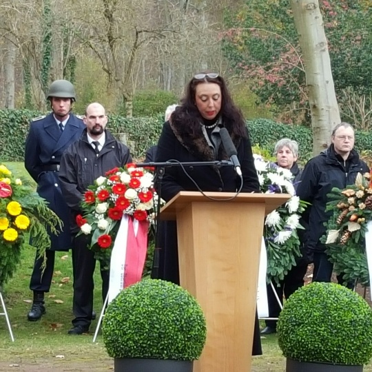 Bürgermeisterin Dr. Susanne Wimmer-Leonhardt hielt die Festansprache im Namen der Stadt auf dem Hauptfriedhof anlässlich des Volkstrauertages.