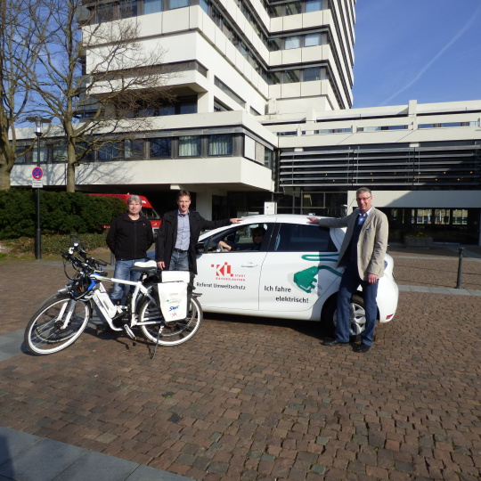 Beigeordneter Peter Kiefer (rechts)und die Kollegen des Referats Umweltschutz präsentieren das neue Elektrofahrzeug und die beiden Pedelecs