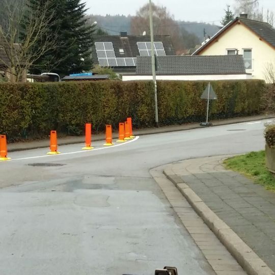 Die Leitelemente in Mölschbach zur Reduzierung der Verkehrsgeschwindigkeit wurden teilweise mutwillig herausgerissen und auf das Dach der Ortsverwaltung geworfen 